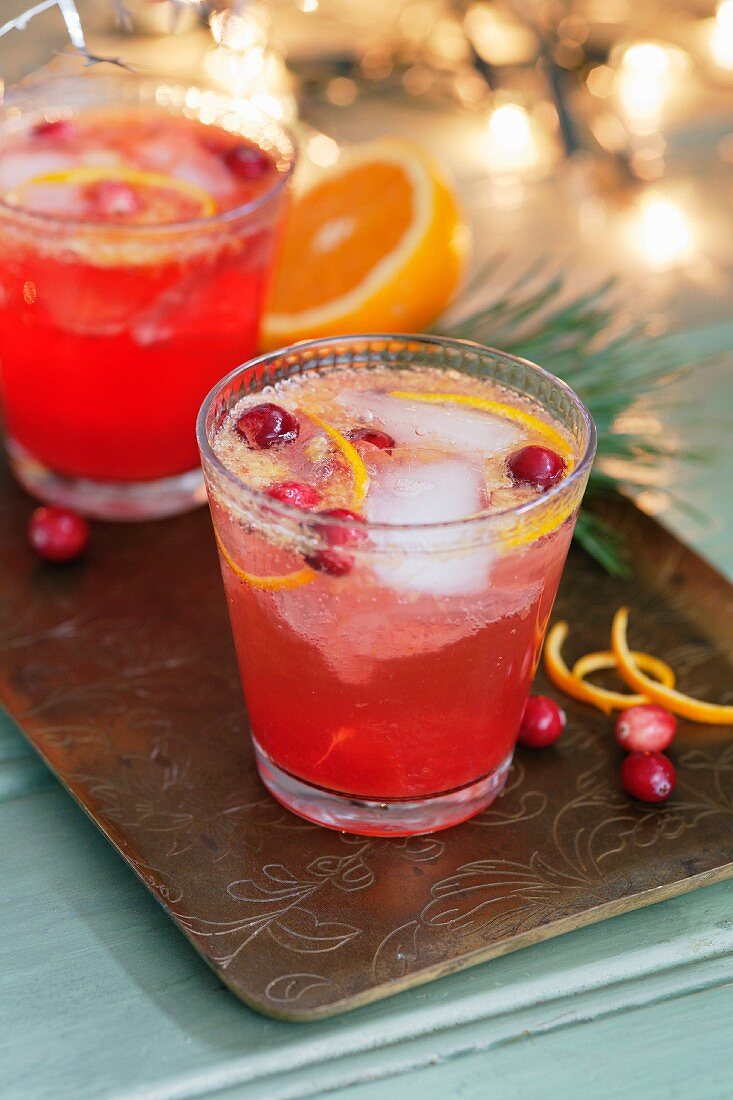 Cranberry-Cocktail mit Johannisbeeren und Orange (weihnachtlich)