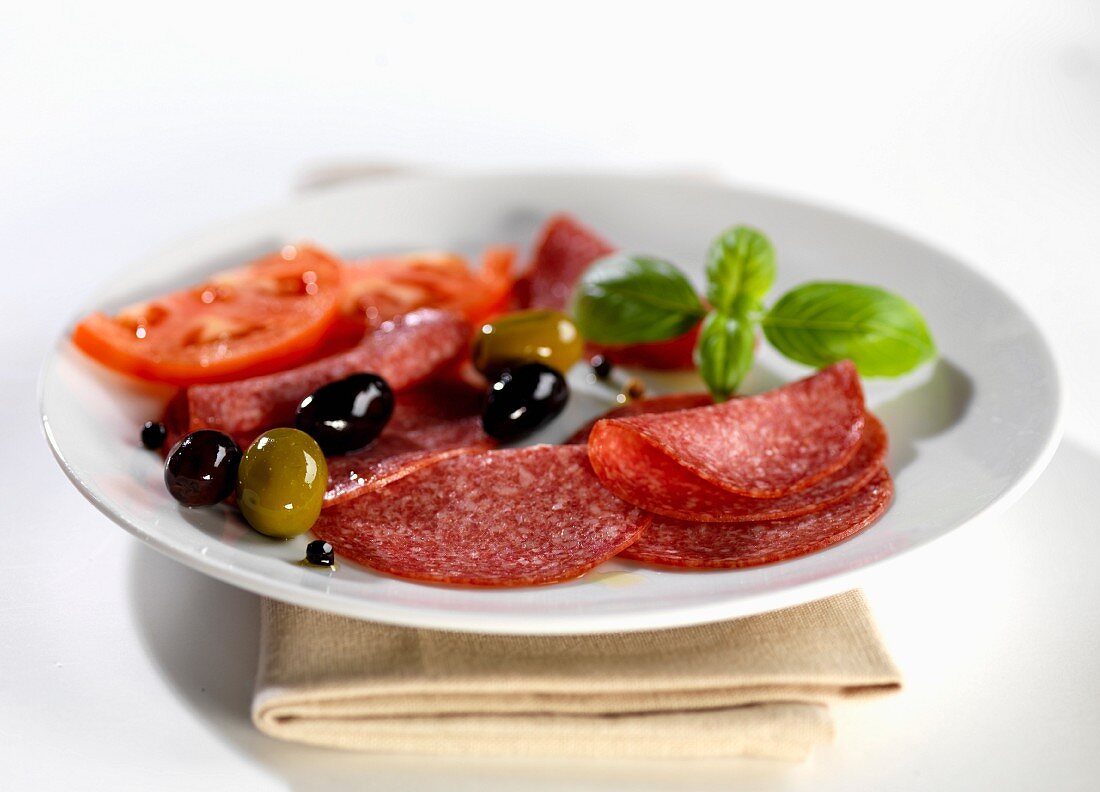 Salami mit Oliven und Tomaten
