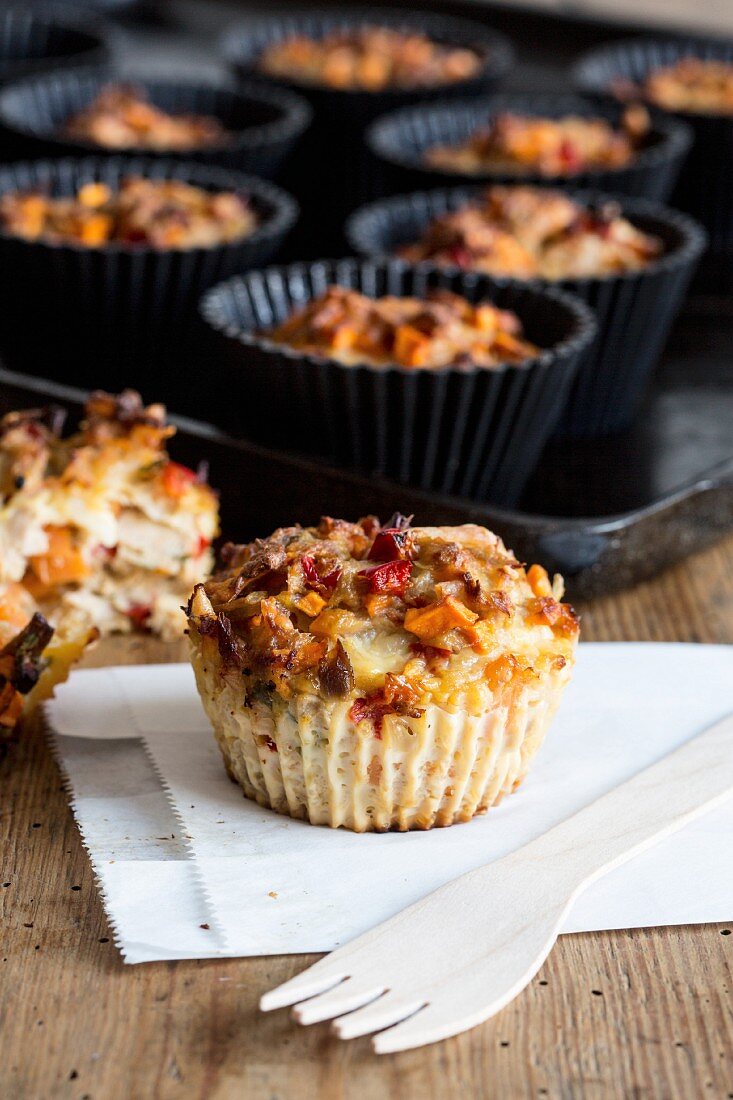 Pikante Muffins mit Paprika und Thunfisch