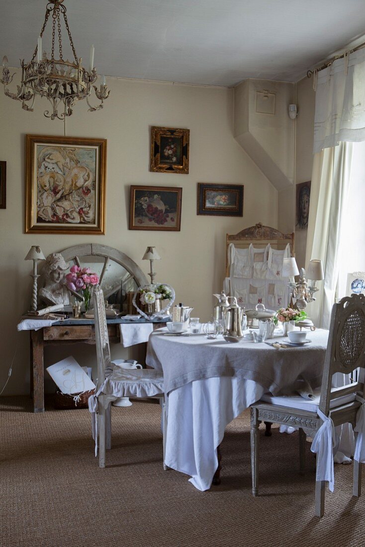 Esszimmer im französischen Stil mit gedecktem Tisch