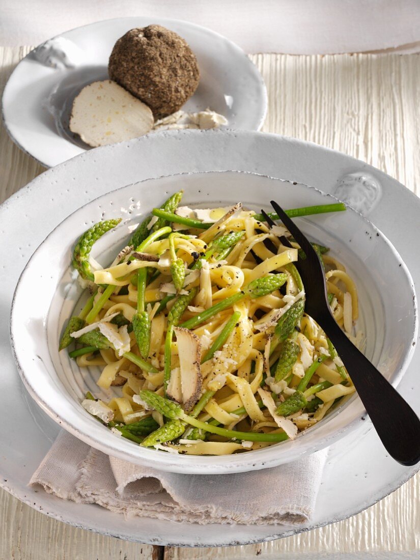 Fettuccine with wild asparagus and Belper Knolle Swiss cheese
