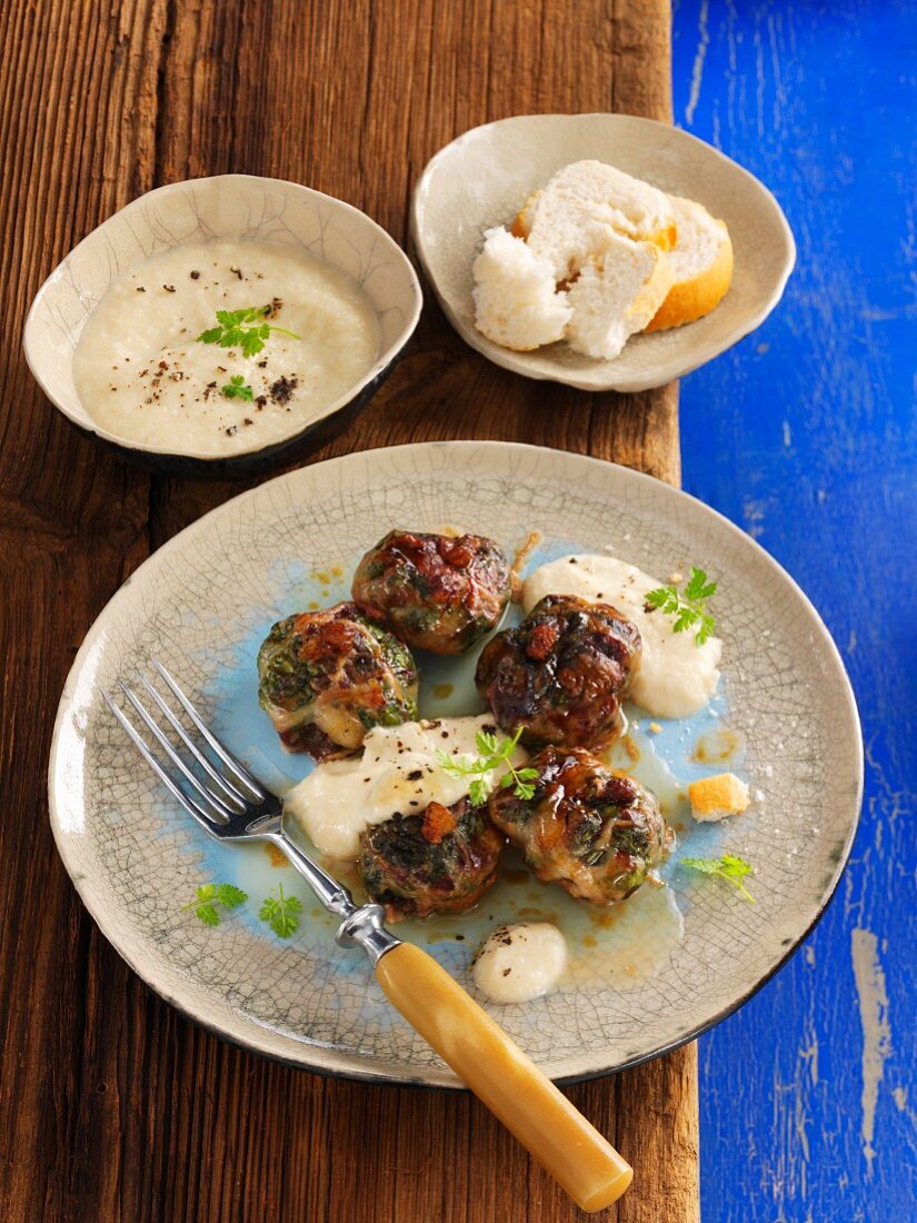 Provenzalische Spinat-Frikadellen mit Knoblauchsauce