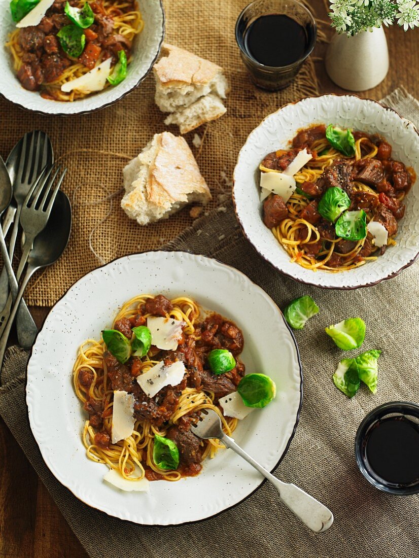 Spaghetti mit Rehragout und Parmesan