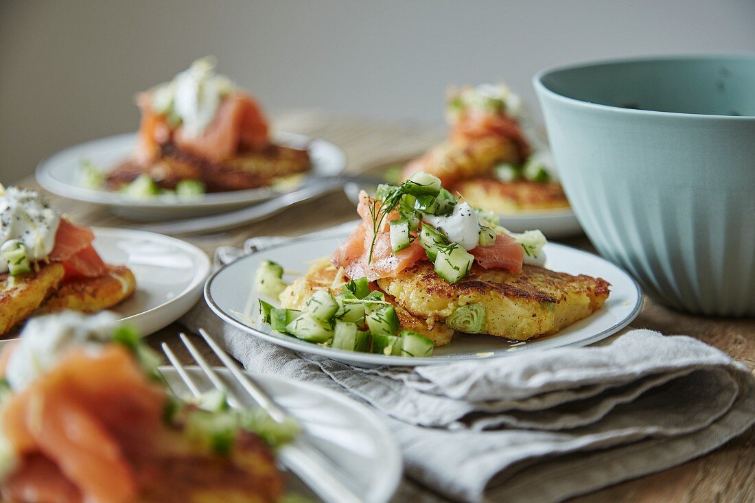 Kartoffelküchlein mit Lachs, Gurke und Sauerrahm