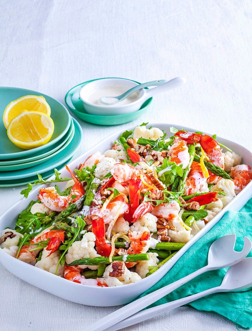 Garnelen-Blumenkohl-Salat mit Rucola und Spargel