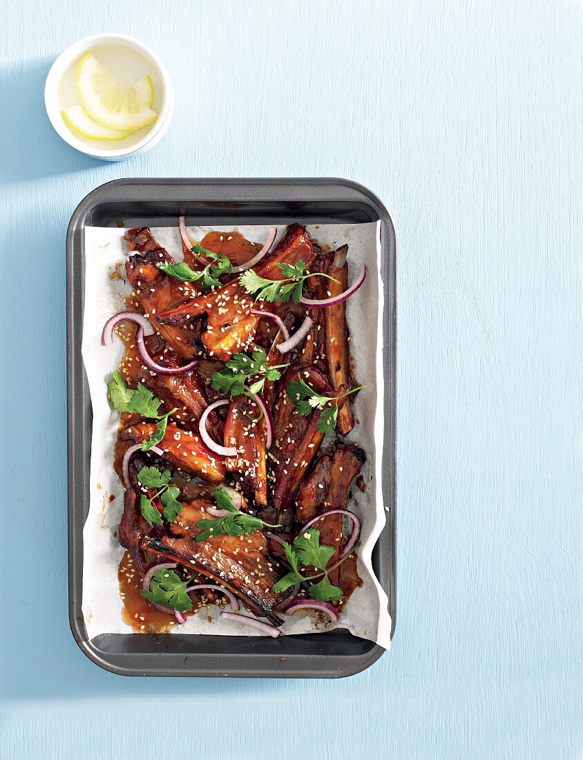 Ribs with chutney, sesame seeds and coriander