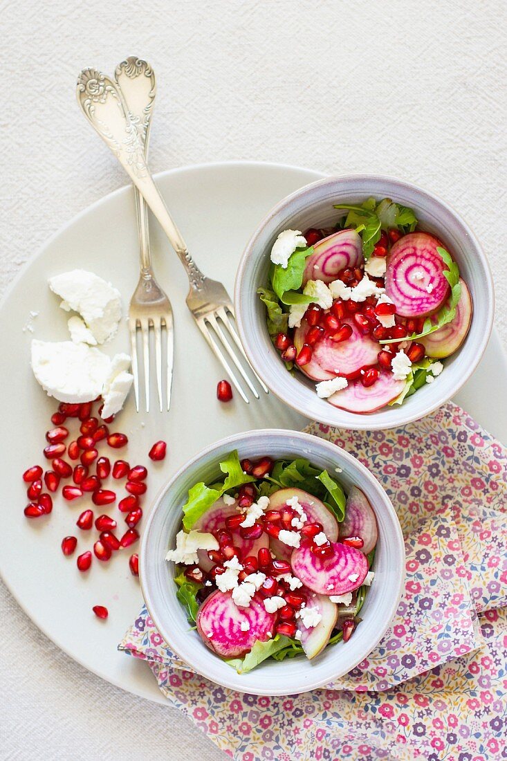 Rote-Bete-Salat mit Granatapfelkernen und Ziegenkäse