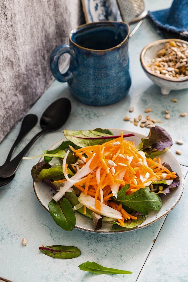Karotten-Rucola-Salat mit Sonnenblumenkernen