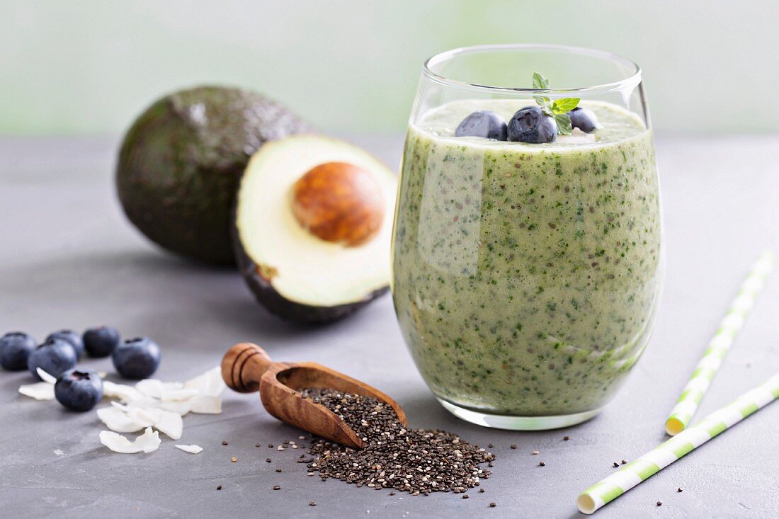 Grüner Avocado-Spinat-Smoothie mit Heidelbeeren und Chiasamen