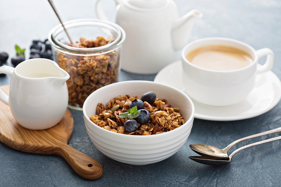 Hausgemachtes Müsli mit Milch zum Frühstück mit Kaffee