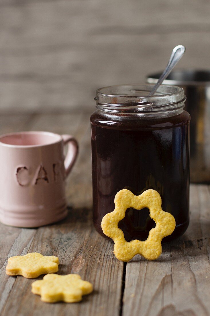 Blumenkekse mit Marmelade