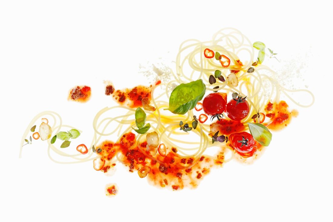 Spaghetti Bolognese mit Basilikum