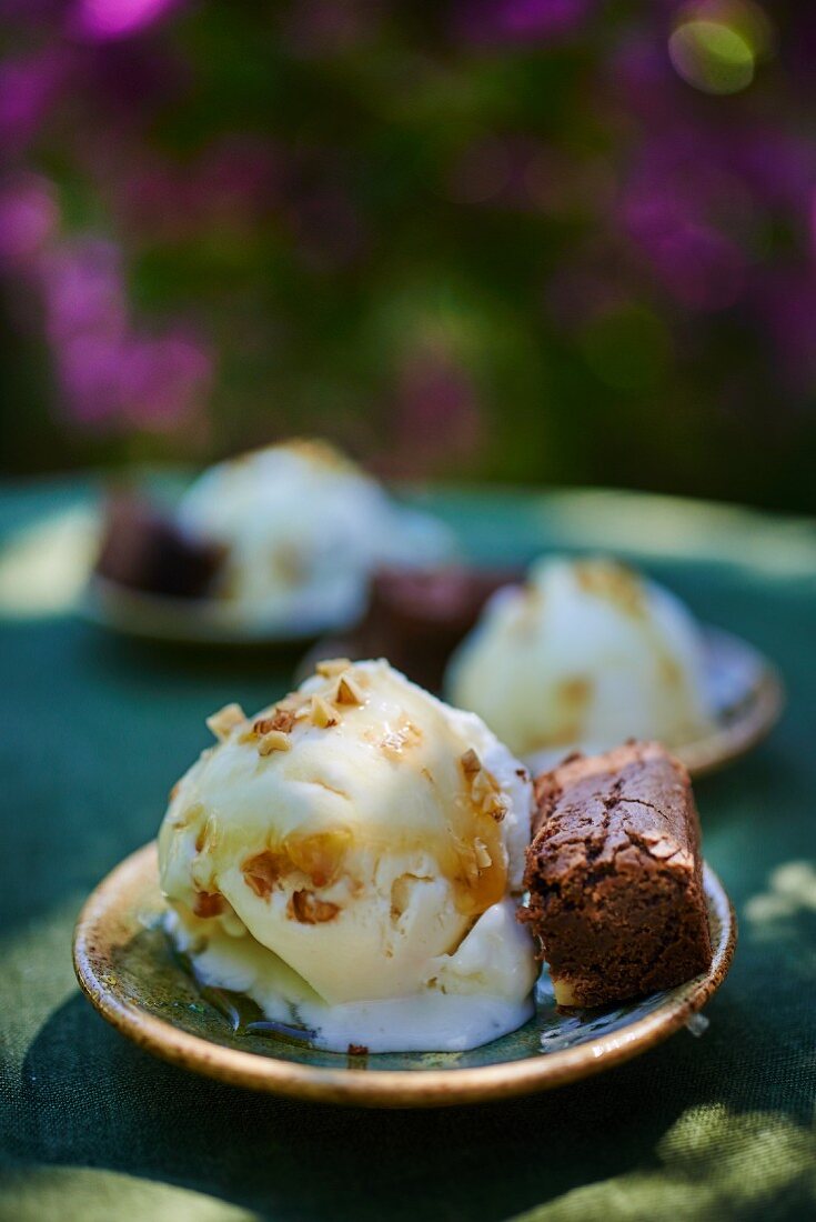 Yoghurt ice cream with honey and chocolate cake