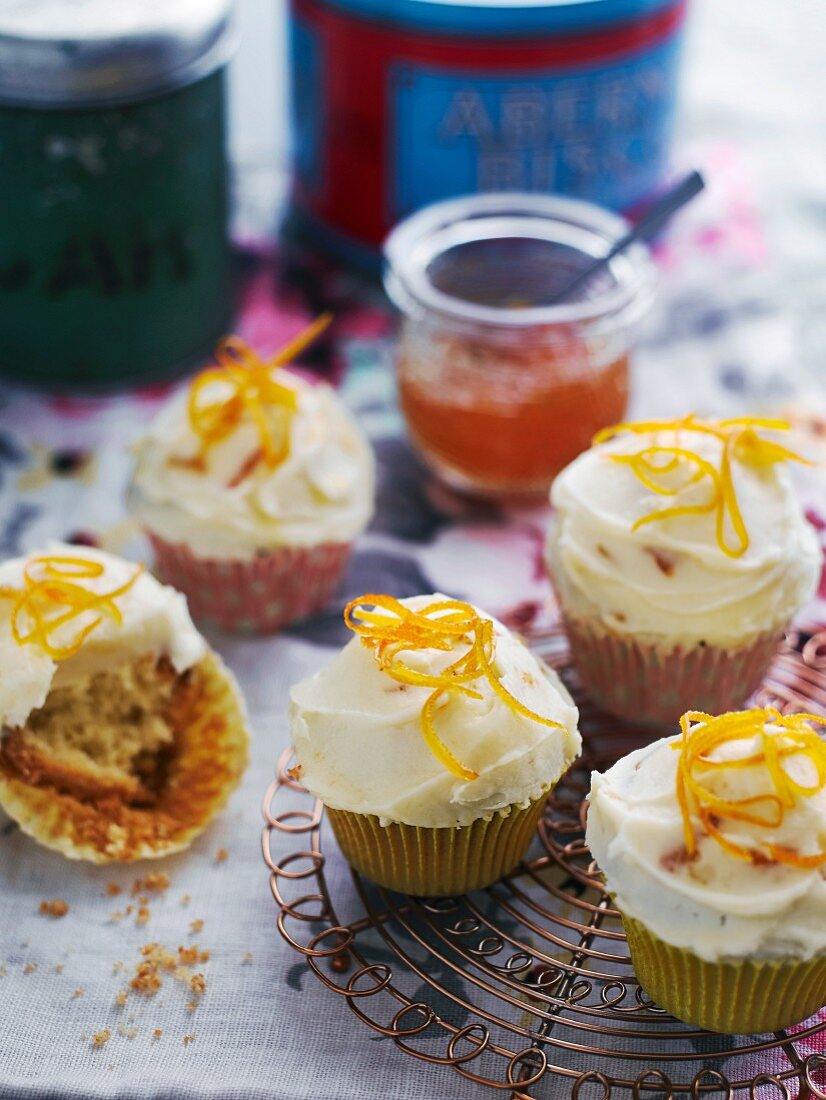 Cupcakes mit Buttercreme und Orangenzesten