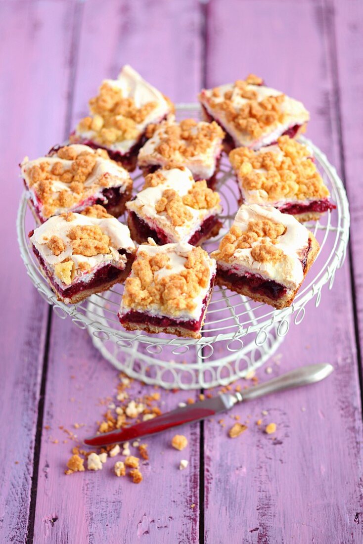 Cherry cake with meringue and crumbles