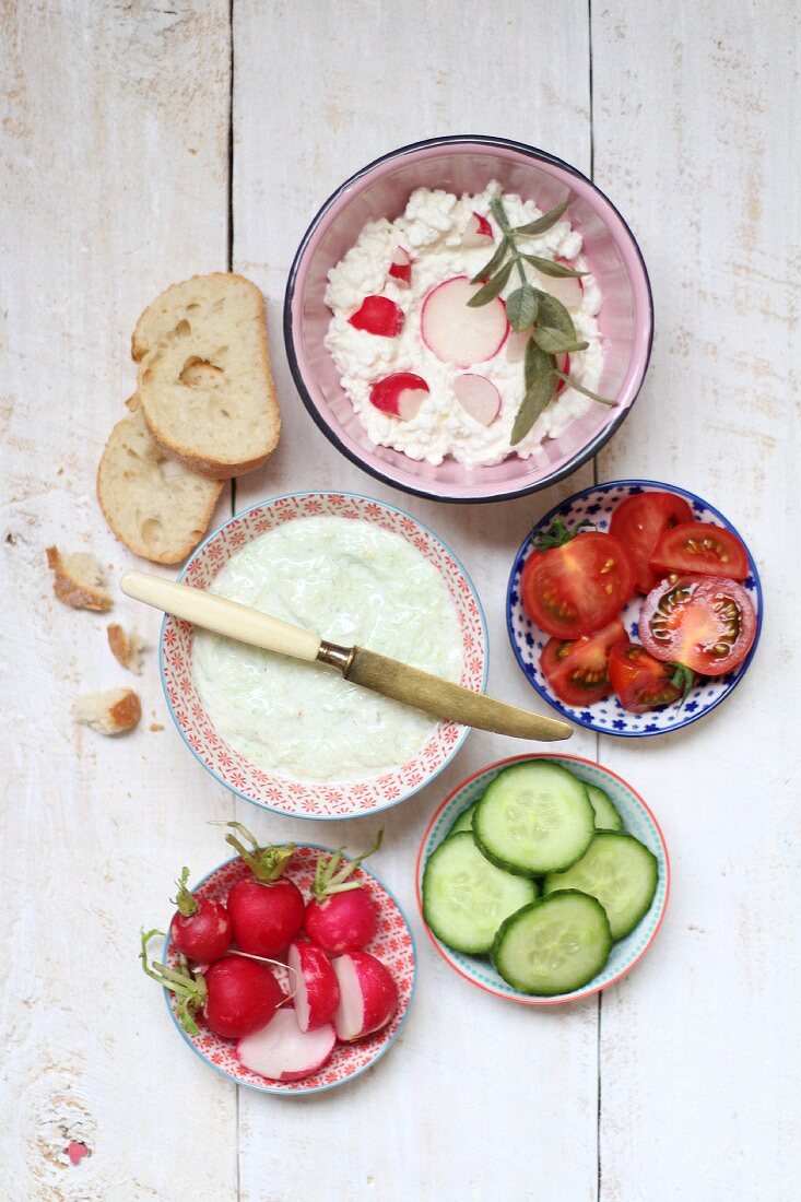 Quark and cream cheese spread with vegetables and bread