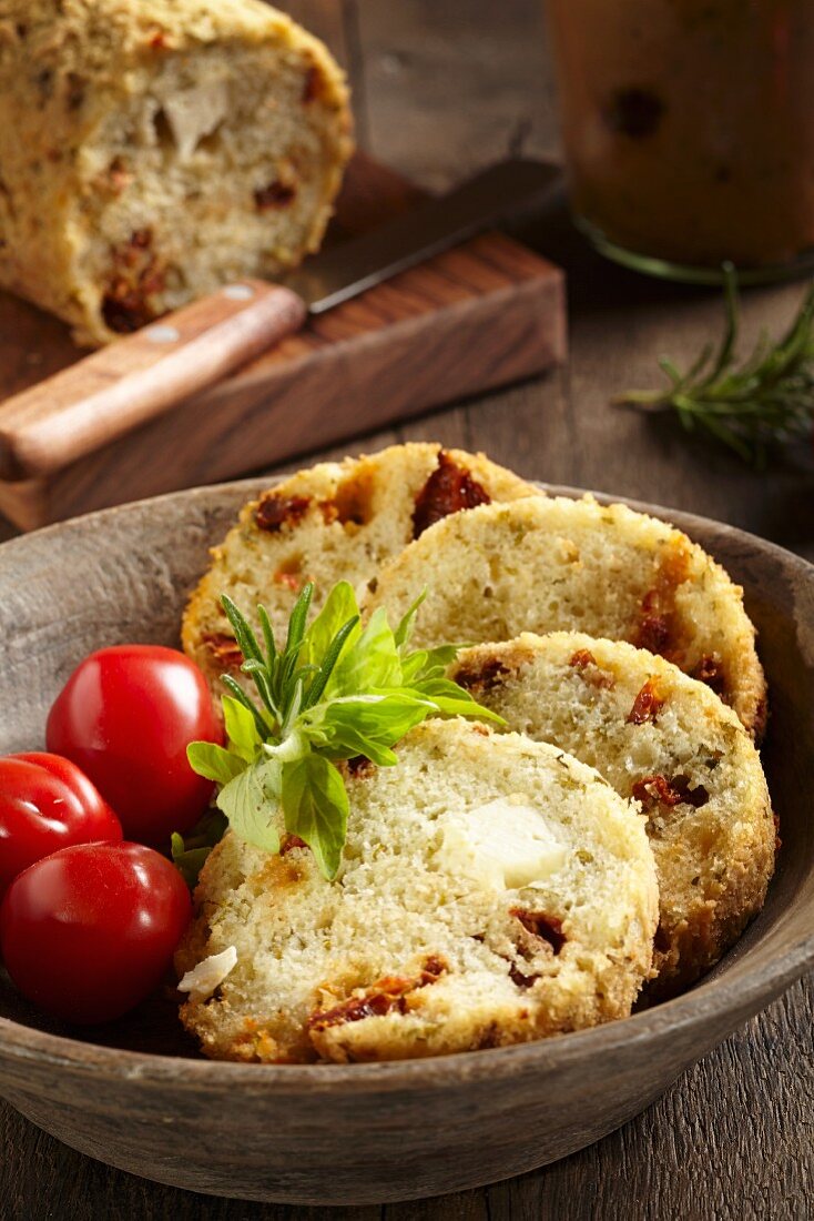 Kräuterbrot mit Tomaten und Feta, im Glas gebacken