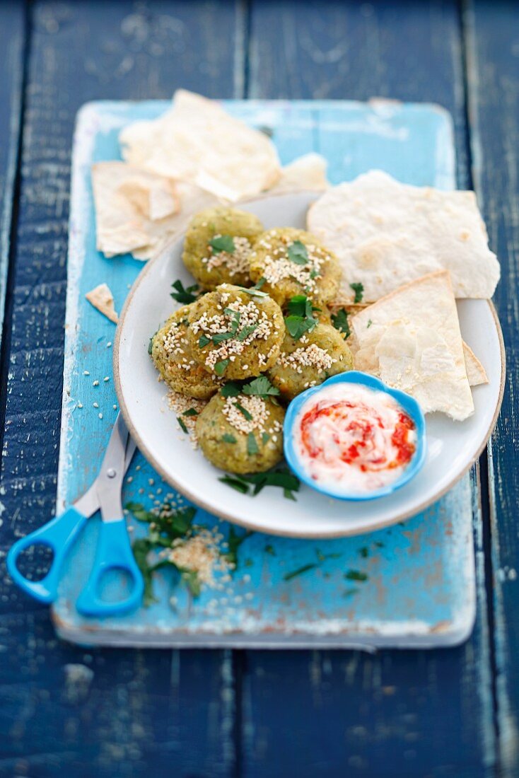 Kräuter-Falafel mit Joghurtsauce und Fladenbrot