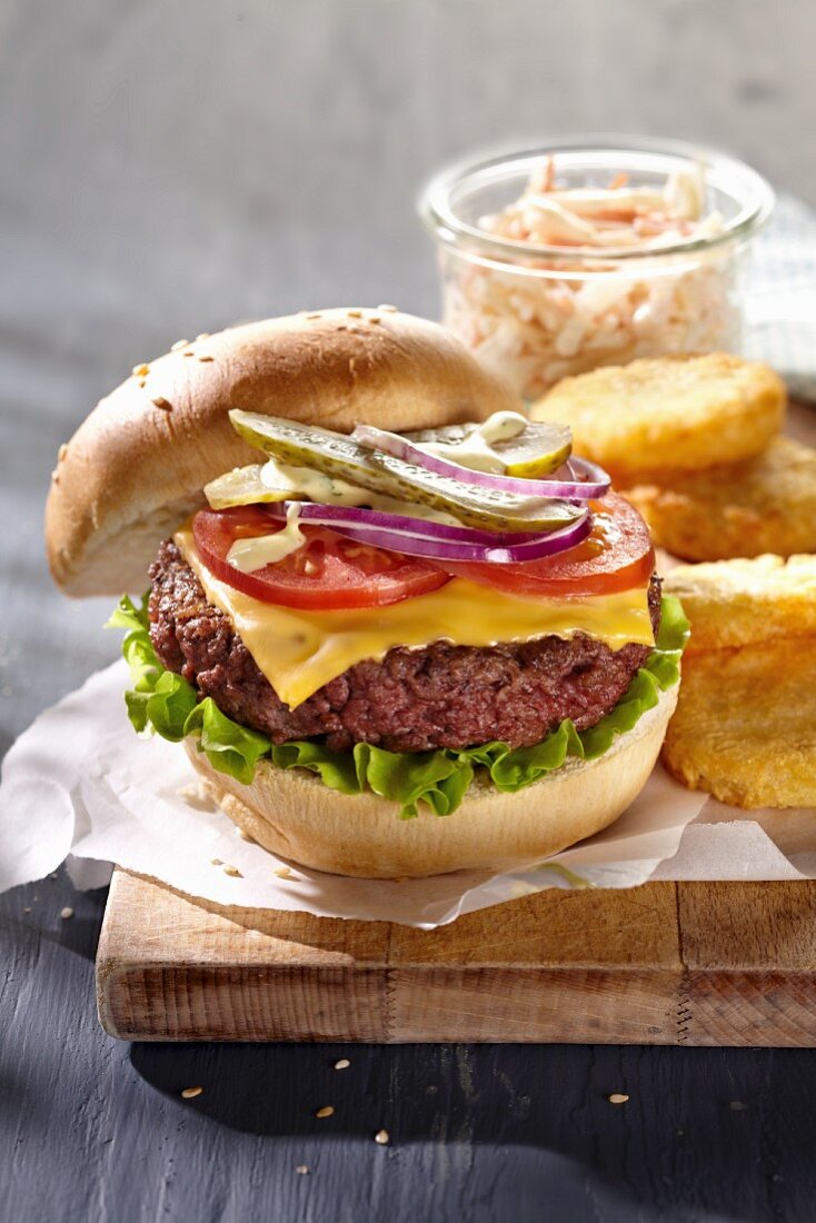 Cheeseburger und Coleslaw