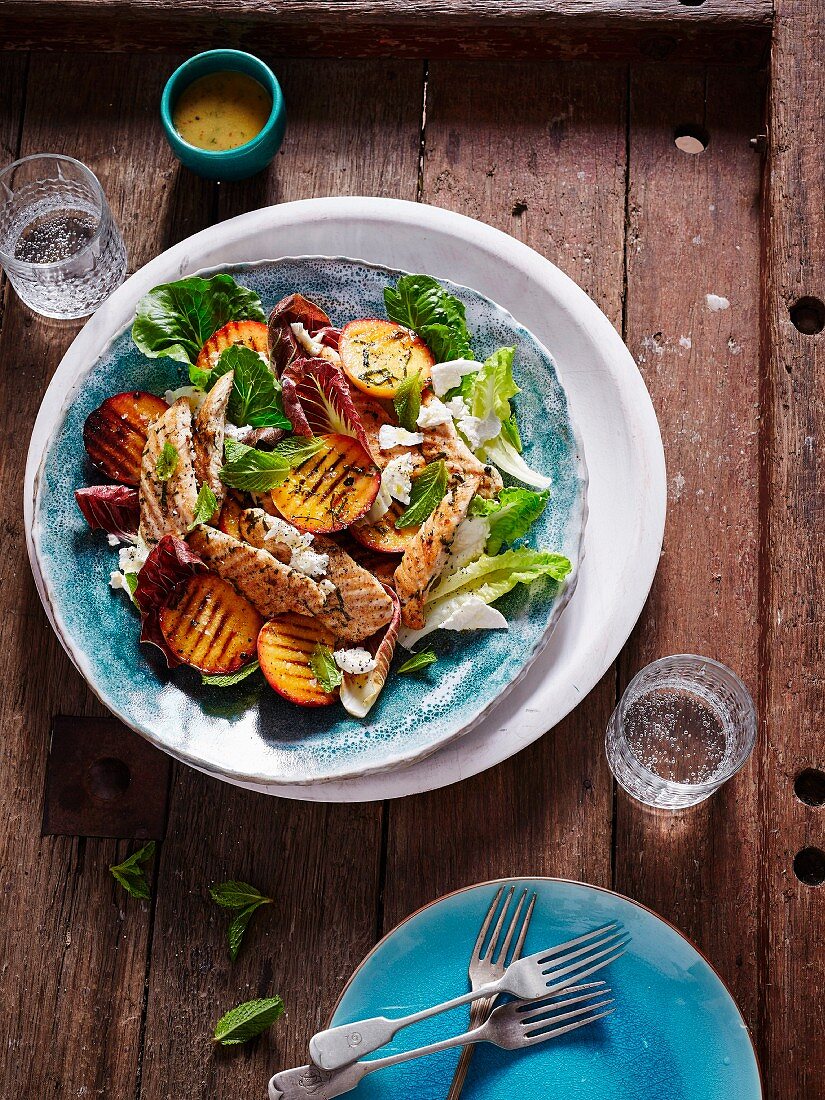 Grilled chicken with peaches and lettuce