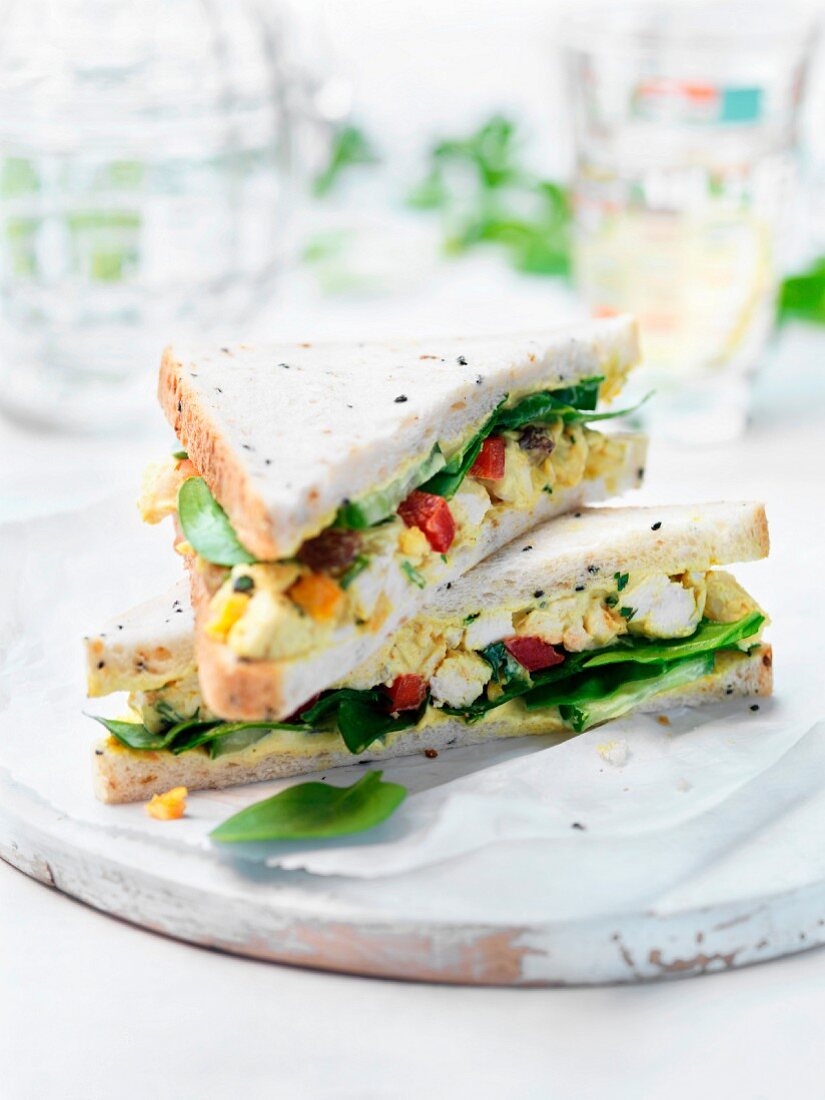 Klassisches Coronation Chicken Salat Sandwich mit Spinat