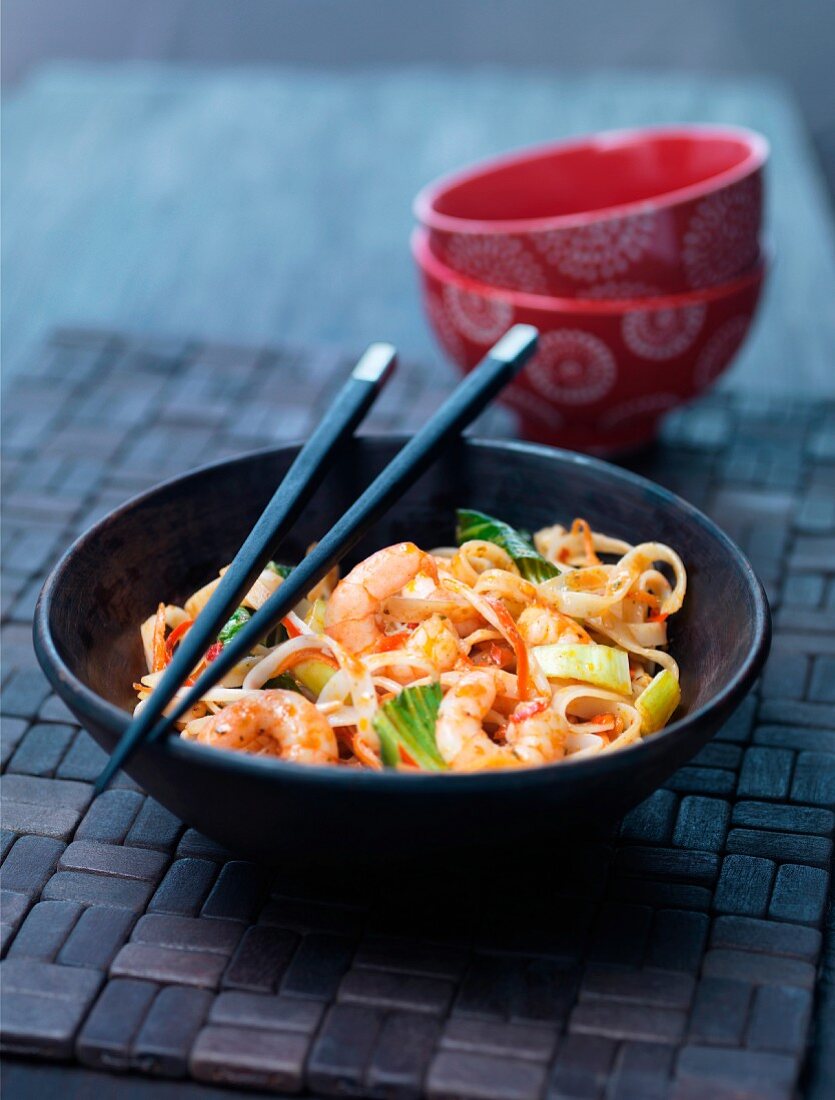 Oriental noodles with prawns