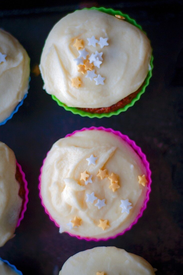 weiße Schokoladencupcakes mit Zuckersternchen (Draufsicht)