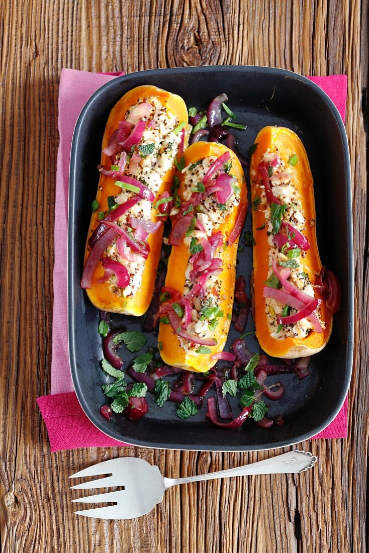 Oven-baked pumpkin filled with quinoa, chicken and caramelised onions