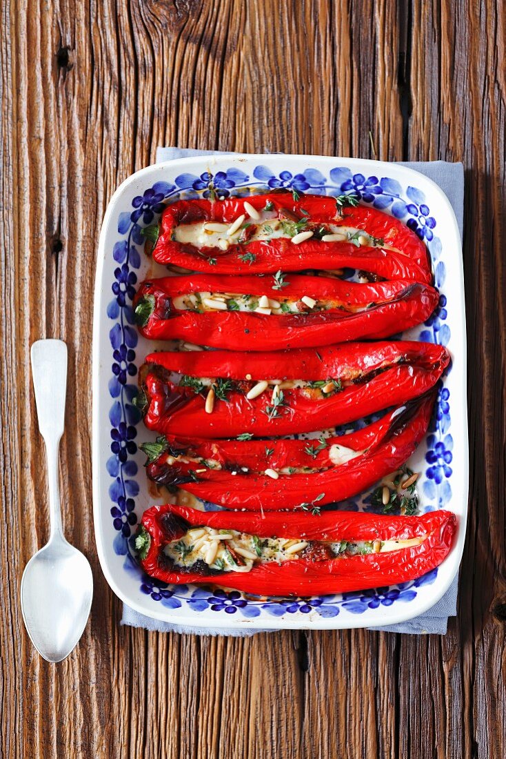 Gefüllte Spitzpaprika mit Mozzarella, getrockneten Tomaten und Pinienkernen