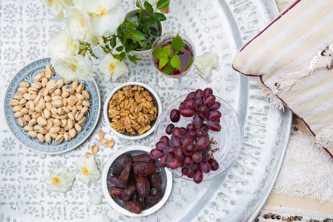 Gedecktes Silbertablett zum orientalischen Picknick