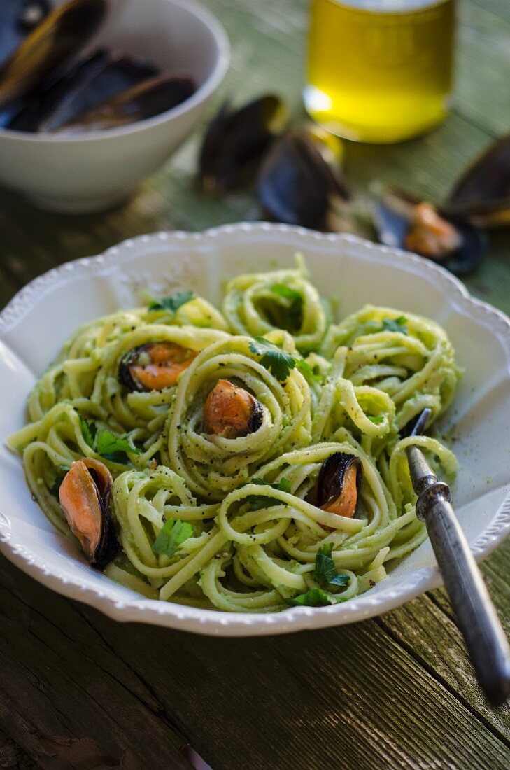 Linguine with broccoli, almond pesto and mussels