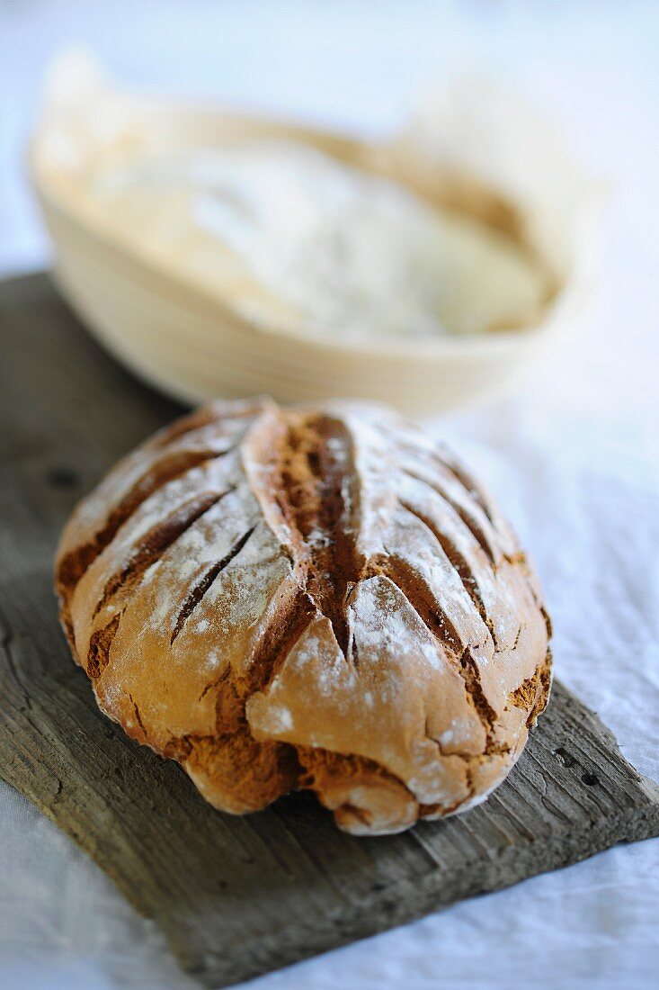 Buttermilchbrot auf Holzbrett