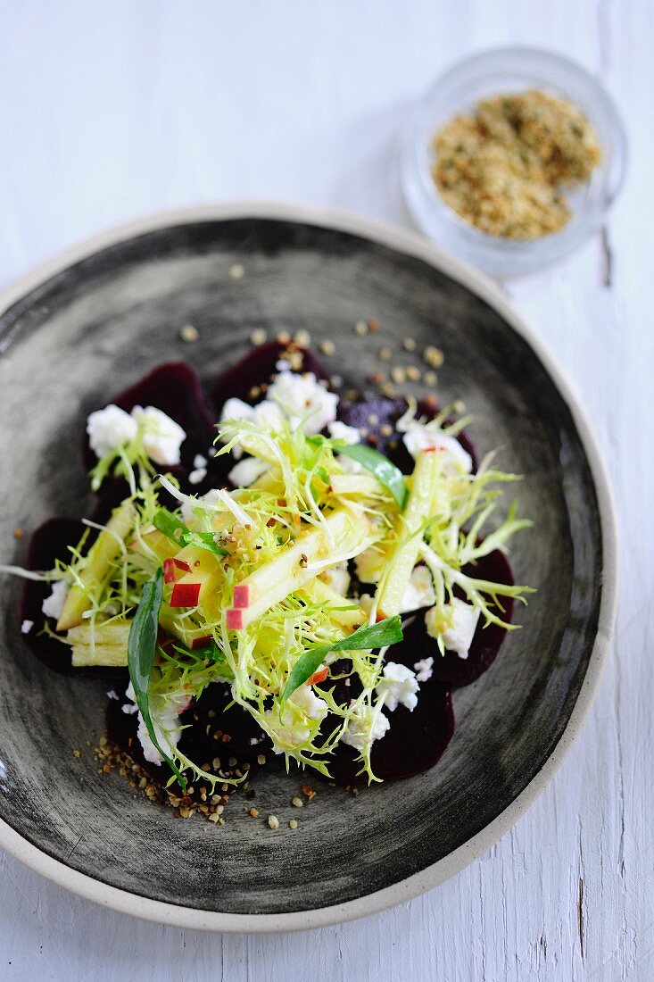 Rote-Bete-Salat mit Apfel und Frisee