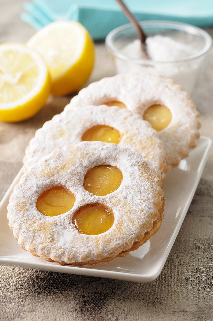 Marmeladenplätzchen mit Puderzucker