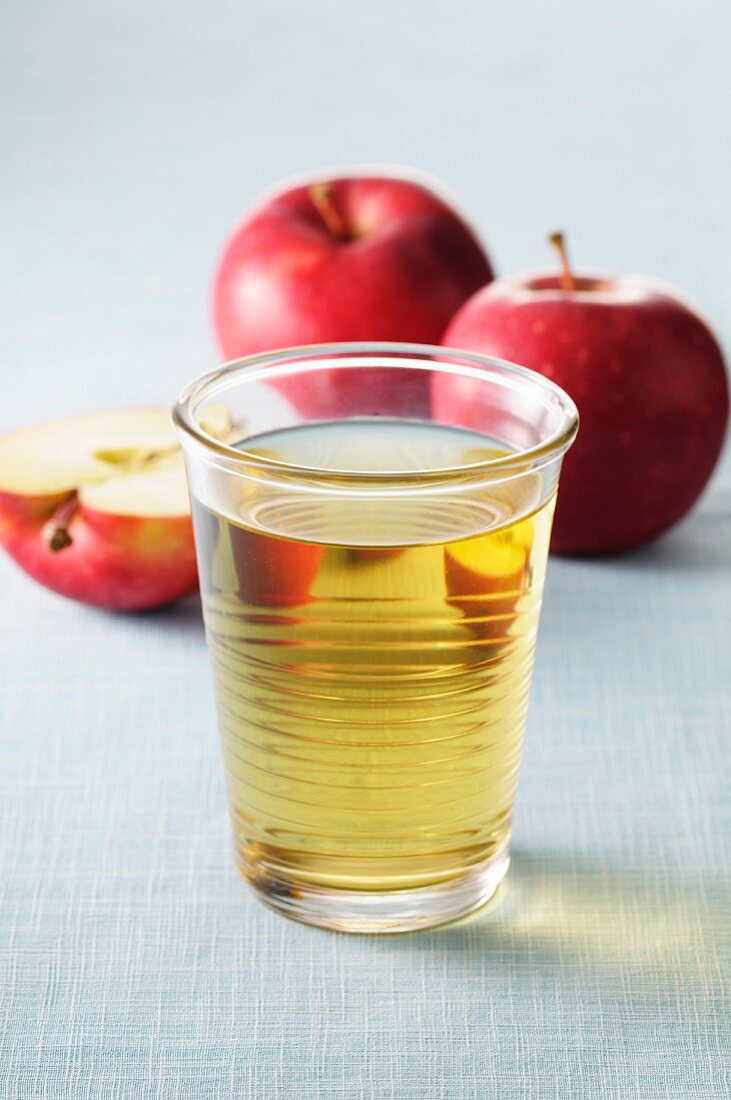 Ein Glas Apfelsaft und frische Äpfel