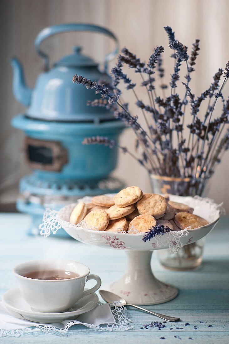 Biscuits, Tee und Lavendelblüten