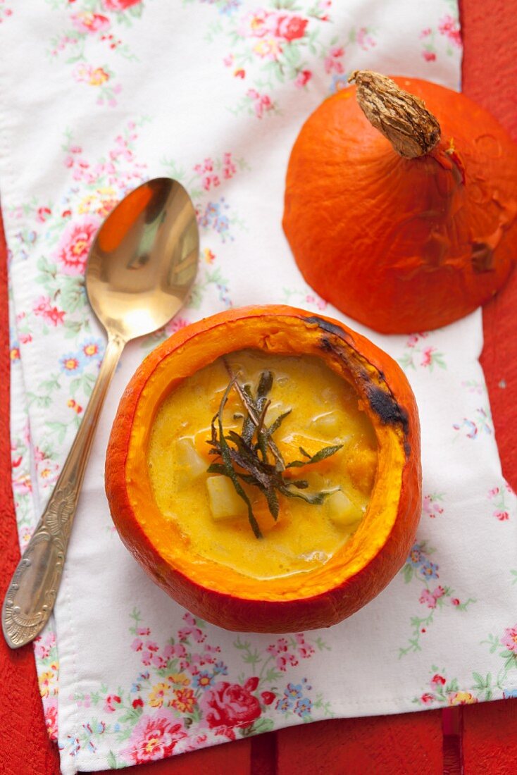 Kürbissuppe mit Gemüse in ausgehöhltem Kürbis (Aufsicht)