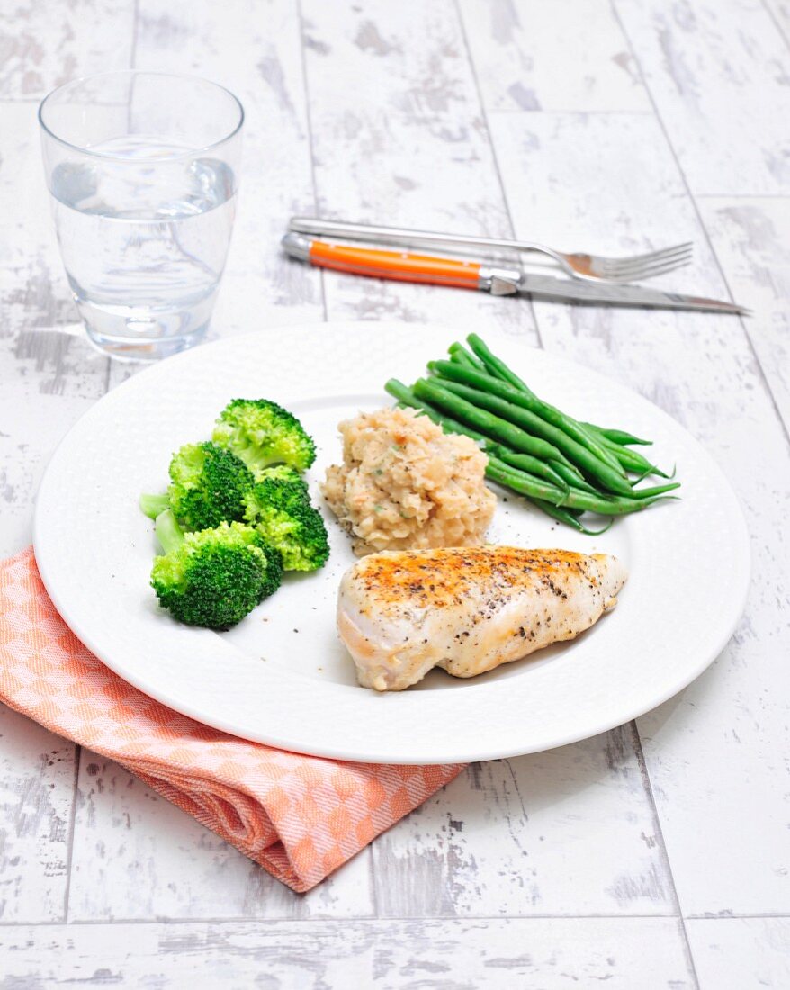 Gegrillte Hähnchenbrust mit weißem Bohnenpüree, Brokkoli und grünen Bohnen