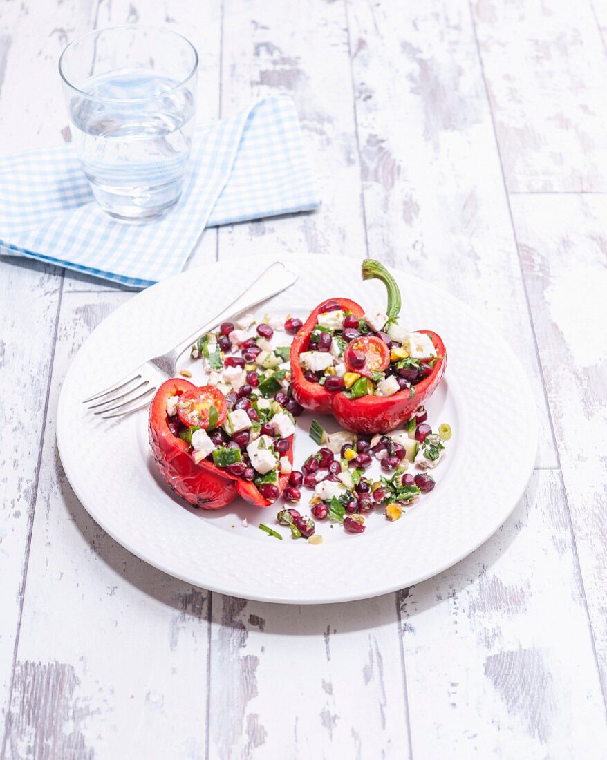 Gefüllte rote Paprika mit Feta und Granatapfelkernen