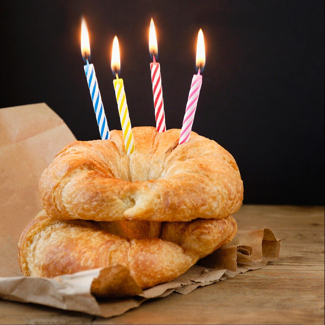 Croissants mit Geburtstagskerzen