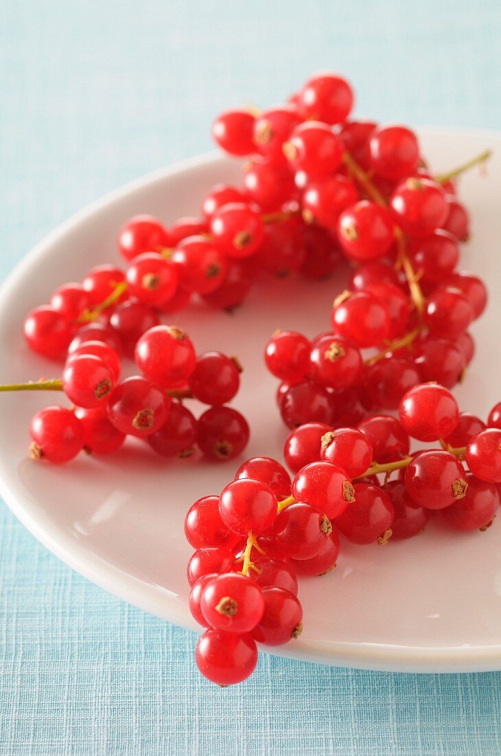 A plate of redcurrants