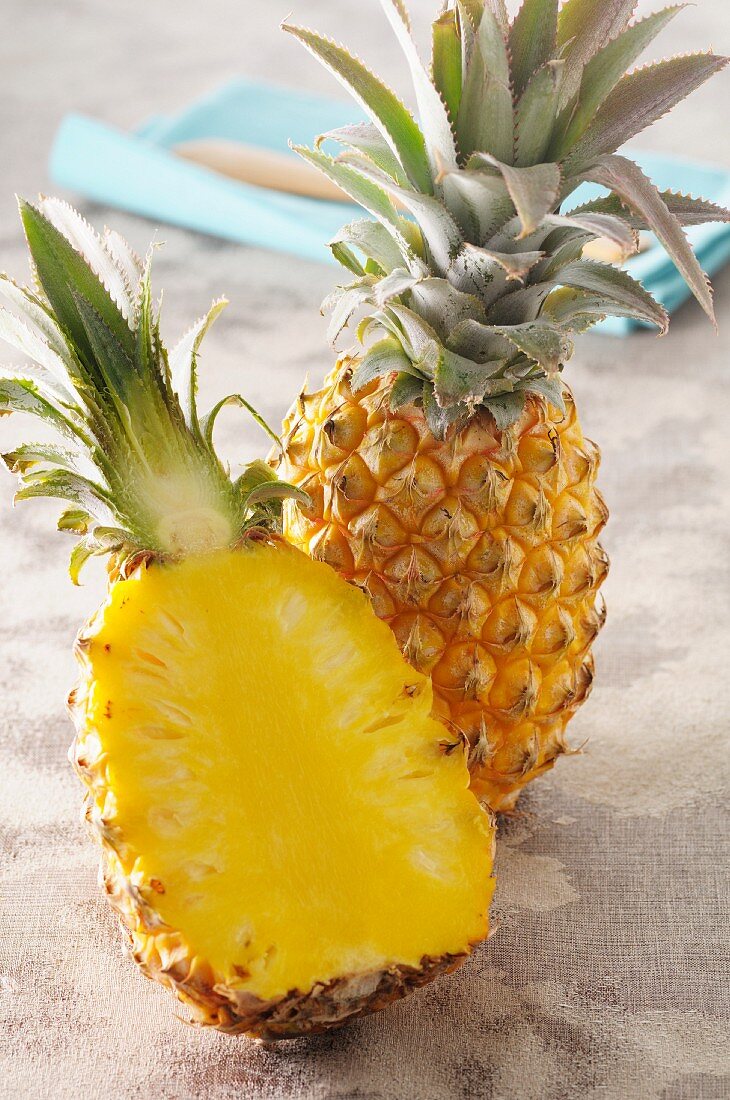 Ganze und halbe Ananas