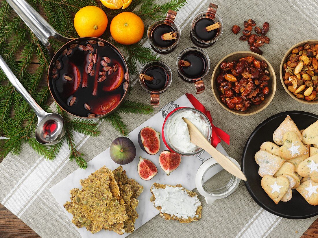 Glühwein mit Zutaten und Weihnachtsplätzchen