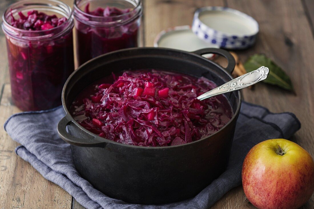 Apple red cabbage in a pot