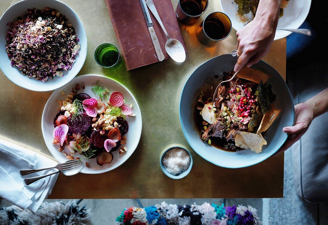 Rote-Bete-Salat, Schwarze Gerste mit Wildreis und geschmorte Lammschulter