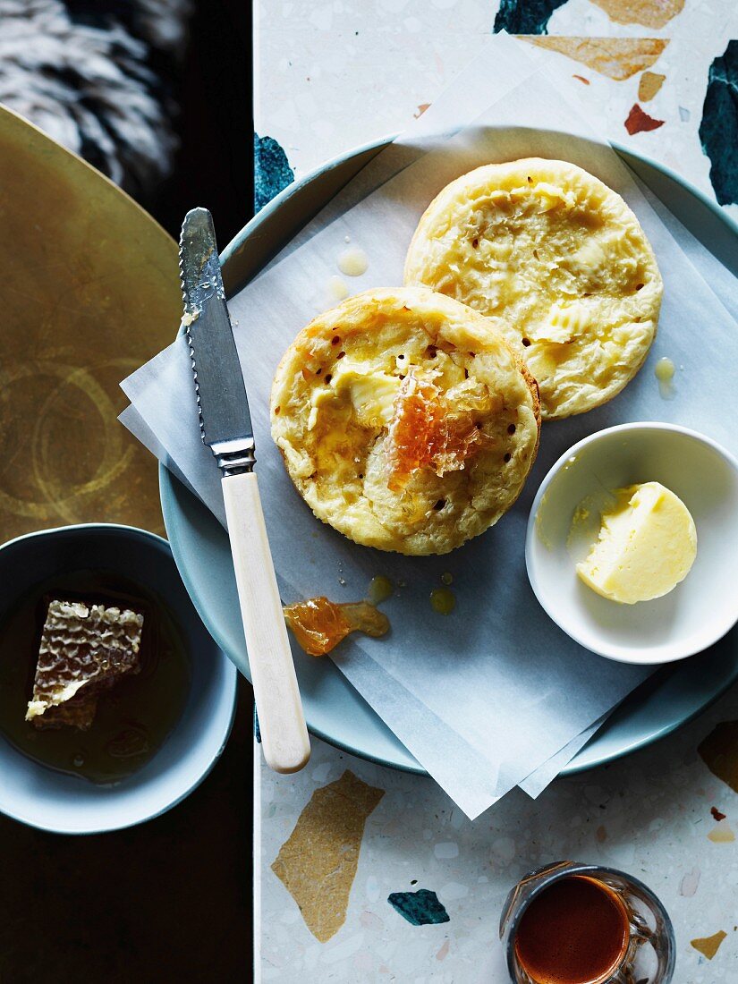 Süsse Brötchen mit Butter und Honig