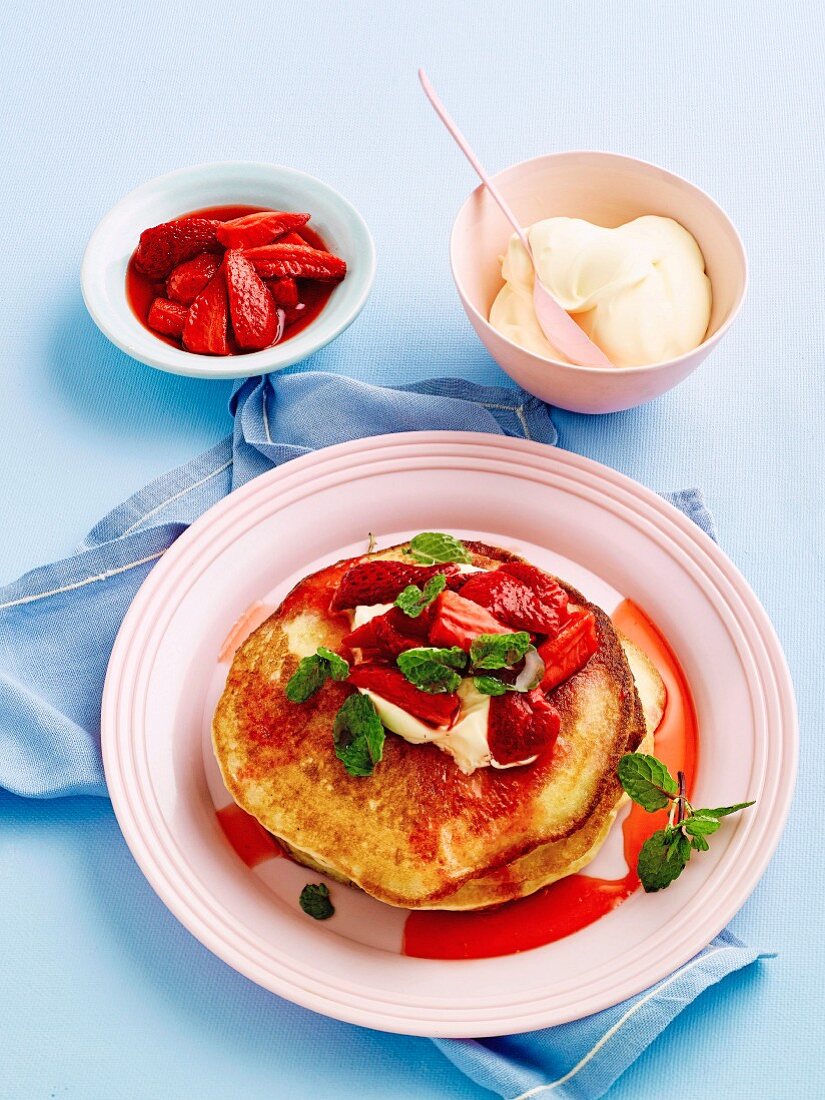 Pancakes mit Erdbeerkompott und Joghurt
