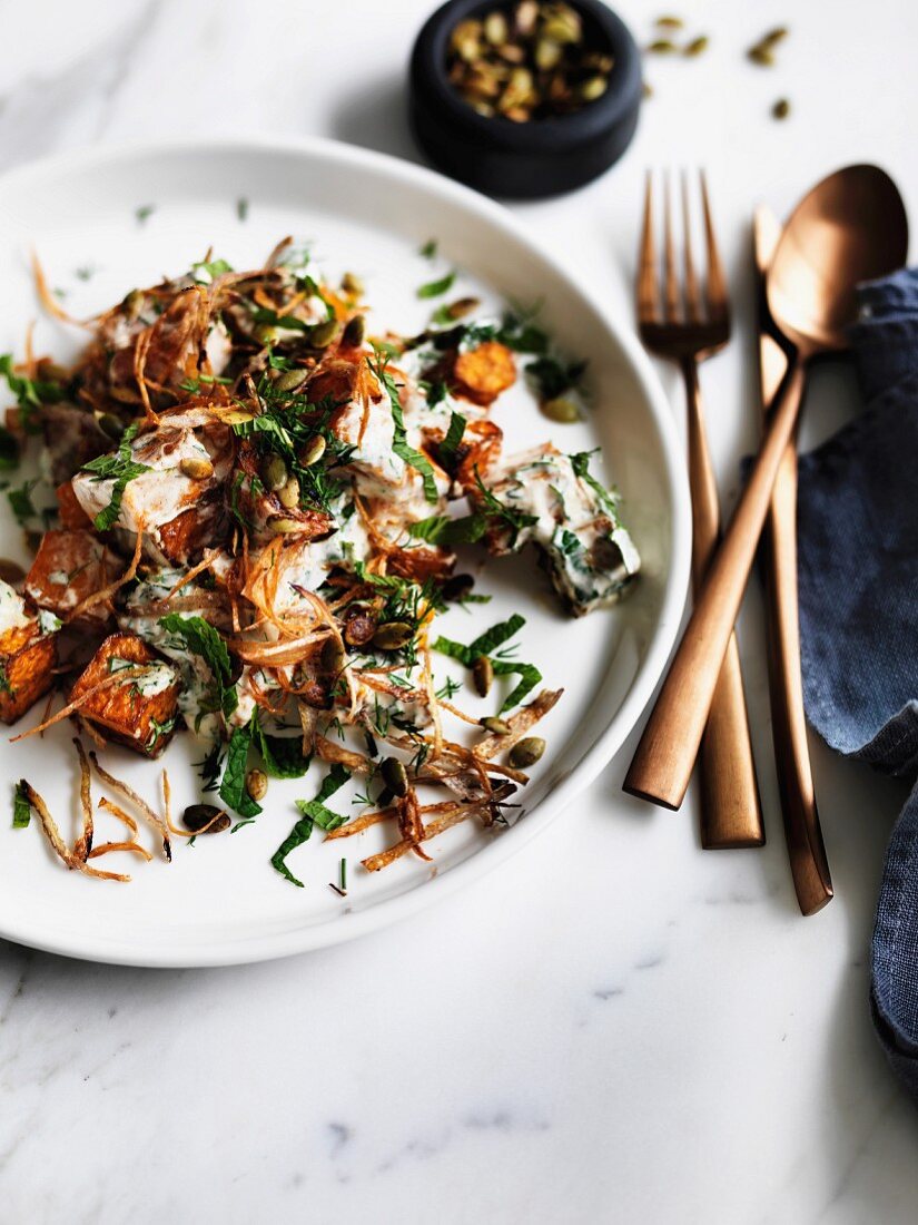 Gebratener Kürbis mit Joghurt-Kräuter-Sauce und knusprigen Zwiebeln