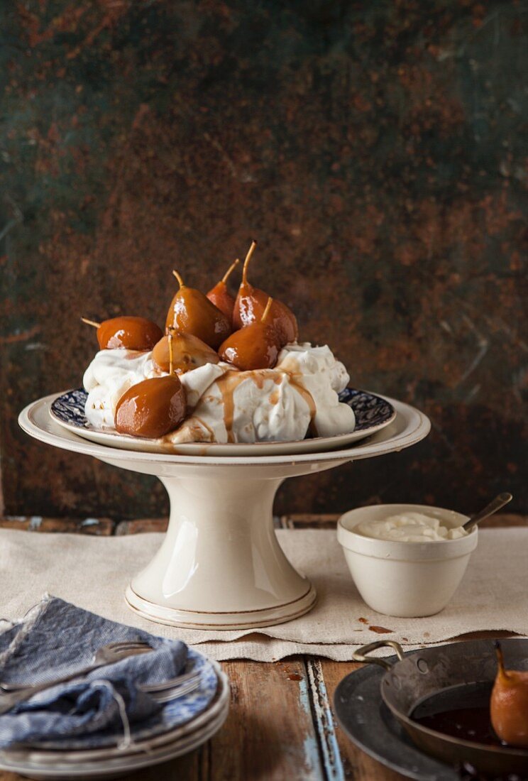 Pavlova mit pochierten Birnen