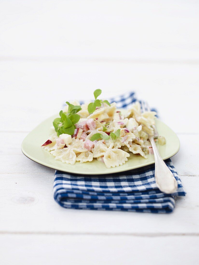Farfalle salad with ham, apples and onions
